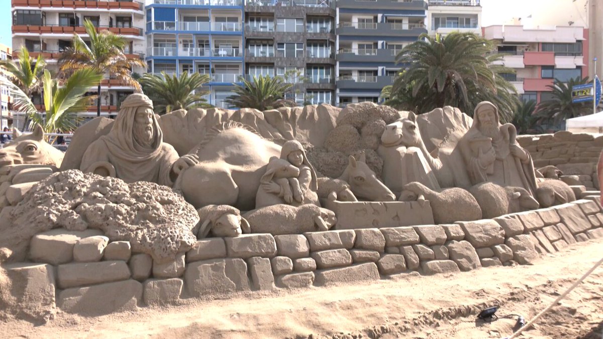 Image for the Tweet beginning: Une crèche de Noël faite