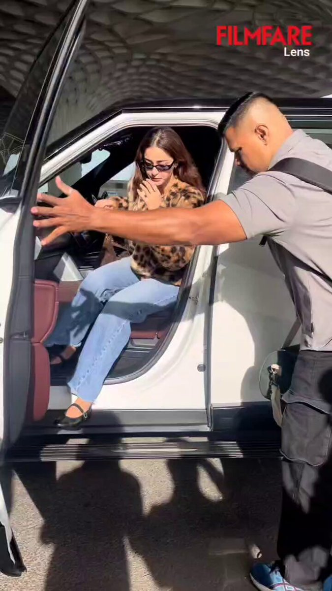 #AnanyaPanday opts for a fun Picture