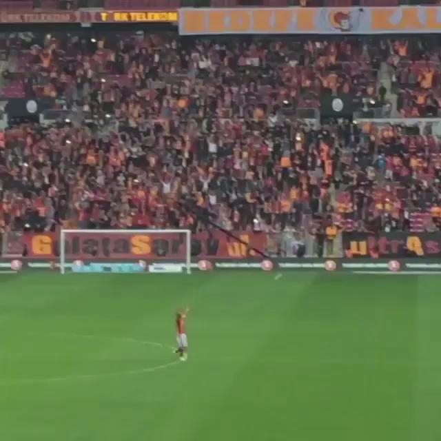 Happy Birthday to Wesley Sneijder. Here he is leading a Gala chant! 