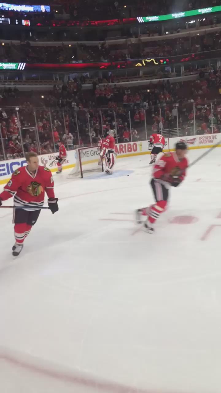 Happy bday to my fav hawks player Jonathan Toews    (ft. in the background) 