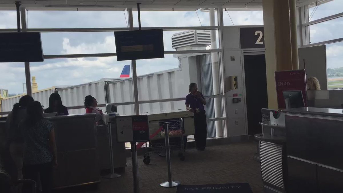 Hoda Kotb On Twitter Love The Delta Gate Agent Signing BetteMidler hoda-kotb-on-twitter-love-the-delta-gate-agent-signing-bettemidler