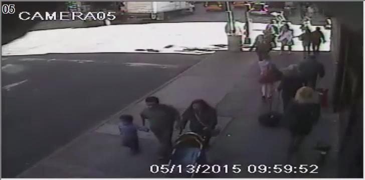Panic in New York, 30 year-old hits passers-by with a hammer: wounded by police