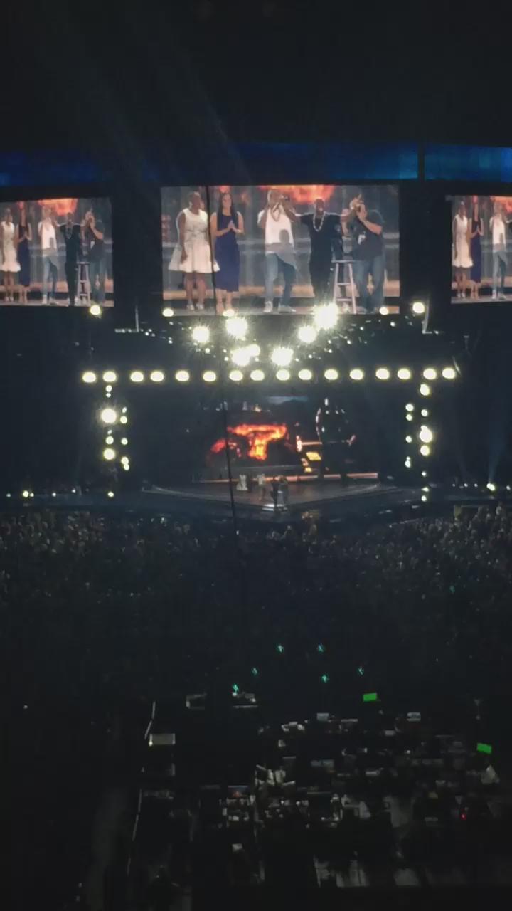 Trey Songz sang Happy Birthday to Kevin Hart 