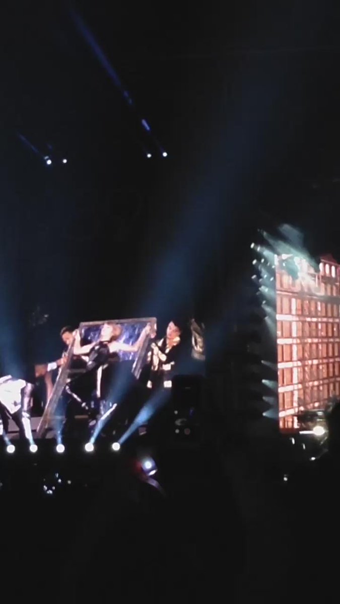 Taylor Swift Threw Shade At Katy Perry With Left Shark While Performing ‘Bad Blood’