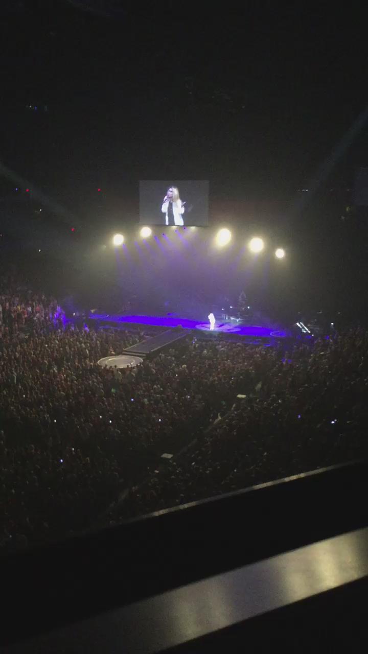 When you get Shania Twain and thousands of people to sing happy birthday to your best friend 