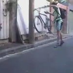 乗れるんかいw男がリュックから取り出したのは、超ミニチュアの自転車だった・・!？