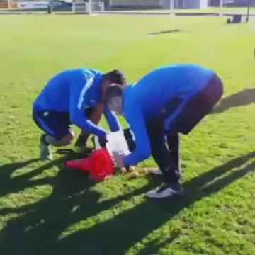 Melo & Guarin wish Roberto Mancini a happy birthday by pranking him!!

We know who\s doing extra laps tomorrow... 