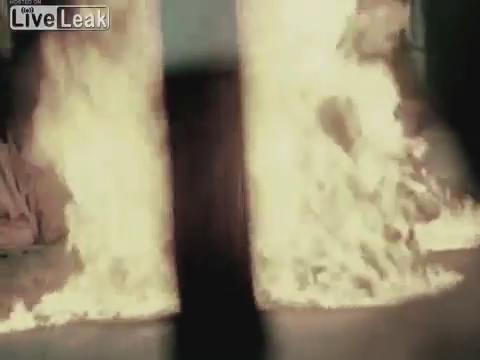 Shhh ティック クアン ドック 1963年 南ベトナムのジエム政権が行っていた仏教弾圧への抗議として焼身抗議 その衝撃的な姿が世界中に放映され国際世論に大きな影響を与えた これがキッカケとなりクーデターが発生 ジエム政権は崩壊した T Co Shhh ティック クアン ドック 1963年 南ベトナムのジエム政権が行っていた仏教弾圧への抗議として焼身抗議 その衝撃的な姿が世界中に放映され国際世論に大きな影響を与えた これがキッカケとなりクーデターが発生 ジエム政権は崩壊した T Co