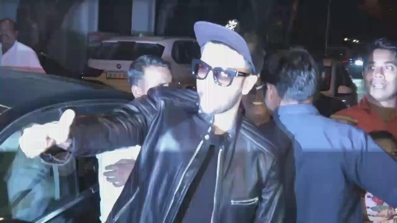 [VIDEO] Ranveer Singh singing Happy Birthday song to Anil Kapoor. 