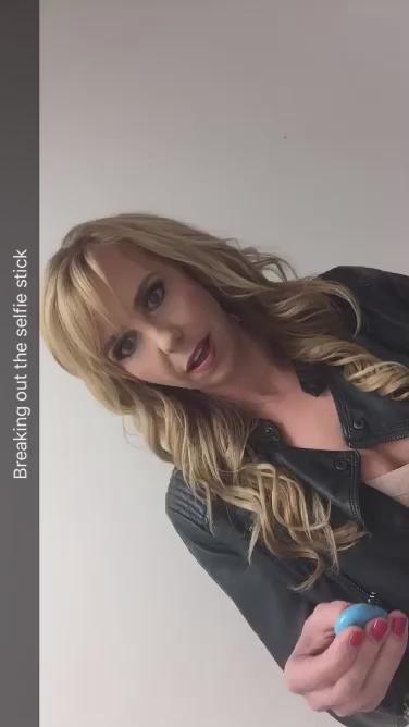 More BTS from #DPStar yesterday! Follow me on snapchat for more: HollyRandall ❤️ @nikkibenz https://t