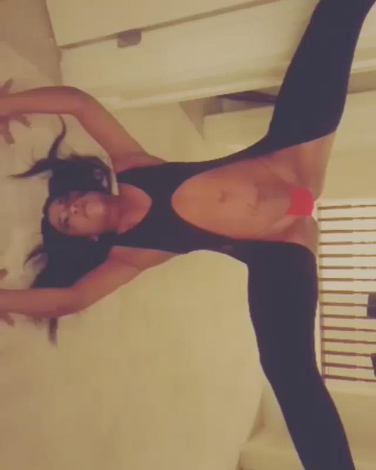 Tweaking in a headstand the @GlamourLtdXXX life https://t.co/0TOhQ1omRk