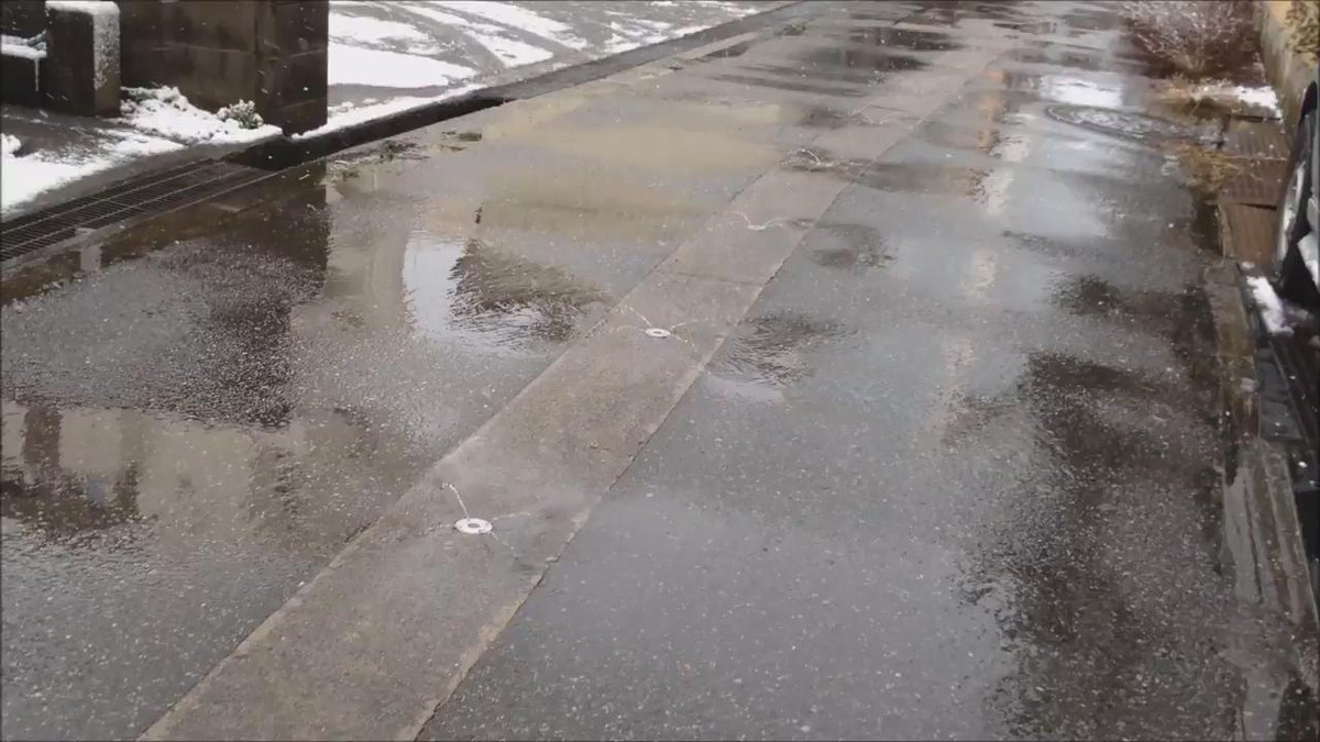 うさふー 道路上に降る雪をたちどころに溶かす 富山県では 融雪装置 と呼ばれるこのインフラ お隣 新潟県では 消雪パイプ 更には略して ショウパイ って呼ばれてるようです 柏崎の友人から初めて聞いた時は衝撃でした ゚ロ゚ ショウパイ うさふー 道路上に降る雪をたちどころに溶かす 富山県では 融雪装置 と呼ばれるこのインフラ お隣 新潟県では 消雪パイプ 更には略して ショウパイ って呼ばれてるようです 柏崎の友人から初めて聞いた時は衝撃でした ゚ロ゚ ショウパイ