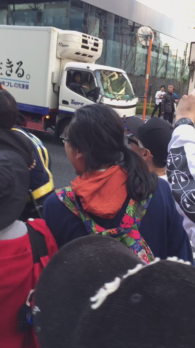 怖がられてなんぼの商売街宣右翼 平和的なデモを妨害に来たら 参加者にど詰めにされてビビり 通行人の失笑を買う ゴミ右翼 3ページ目 Togetter