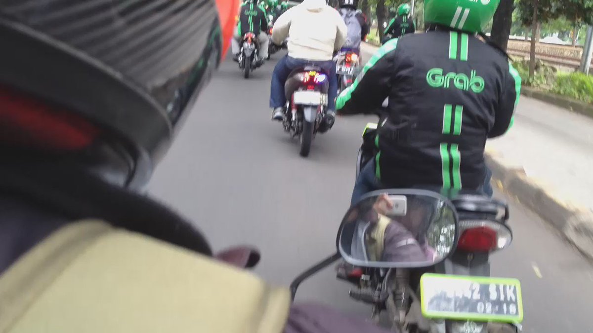 Foto Saling Bentrok Antara Supir Taksi Yang Demo Dengan Driver Foto Saling Bentrok Antara Supir Taksi Yang Demo Dengan Driver