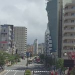 【頭上に注意】衝撃的なビルの崩壊に直面した女子校生!