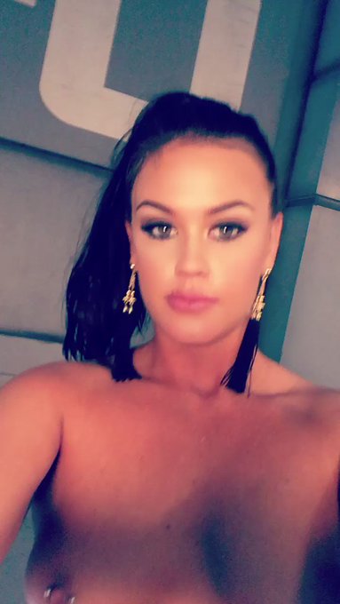 On set for fucking machines! Getting pounded in my bootyhole and kitty cat!😈 @kinkdotcom https://t.c