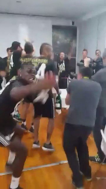 Video Divertente: Pogba scivola per terra mentre festeggia lo scudetto della Juventus