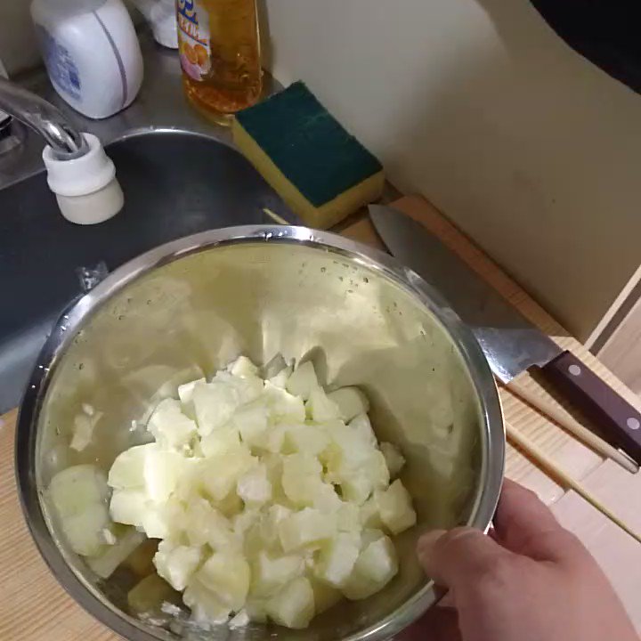 じゃがいもをつぶすよンッ 声優森久保祥太郎さんの声真似でポテトサラダの下準備をする動画が面白すぎる Togetter