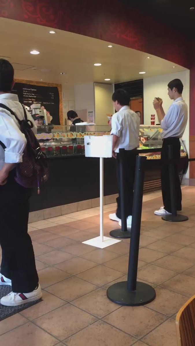 バイトの女店員と一緒に踊る男子高校生...何かがしたいのかわかんないwww