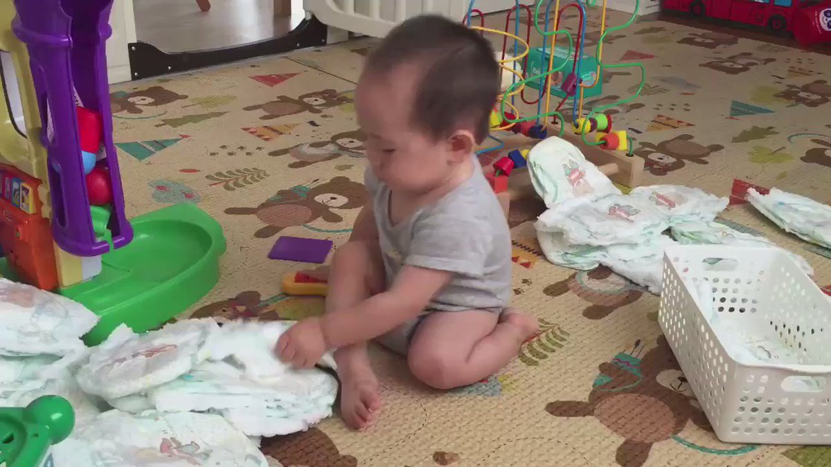 動画 おむつの検品を極めた赤ちゃんが可愛すぎると話題に 話題の画像プラス