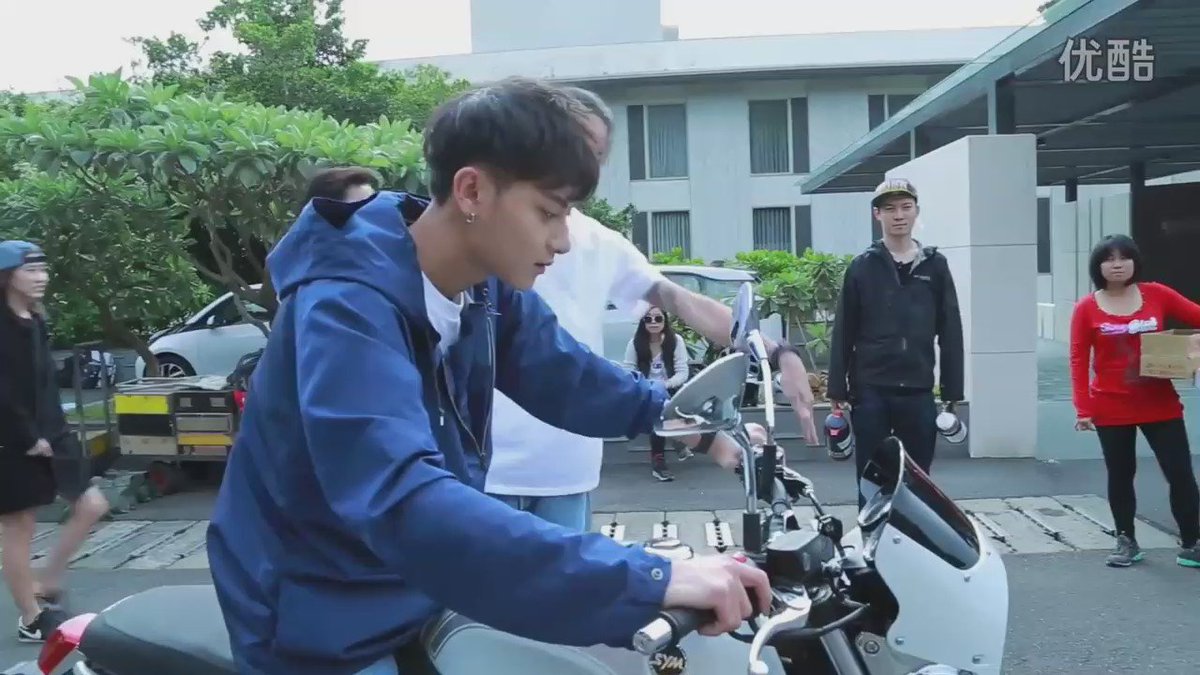 ตอนเทาหัดขี่มอเตอร์ไซด์ ตั้งใจมาก ครั้งแรกทำไม่ได้ก็มุ่ยปากเลย ตั้งใจมาก มีตอนล้มด้วย แต่เทาก็ฝึกจนได้ เก่งแล้วนะ