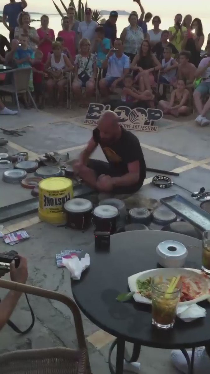 Dario Rossi氏やね
イタリアのストリートドラマー
この方にかかれば、どんなガラクタでも楽器になる
勿論プロでふつーにドラムもやられてるんだが、この人のテクノサウンド本当に最高なんですよ……
TwitterもYoutubeも、ついでにFacebookも公式あります 