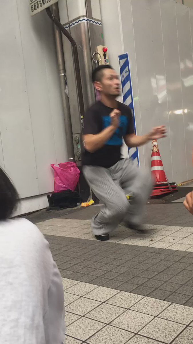 路上でキレッキレのダンスパフォーマンスを行う男性に これはすごい はまるwww と絶賛の声 一体何者 ねとらぼ 路上でキレッキレのダンスパフォーマンスを行う男性に これはすごい はまるwww と絶賛の声 一体何者 ねとらぼ