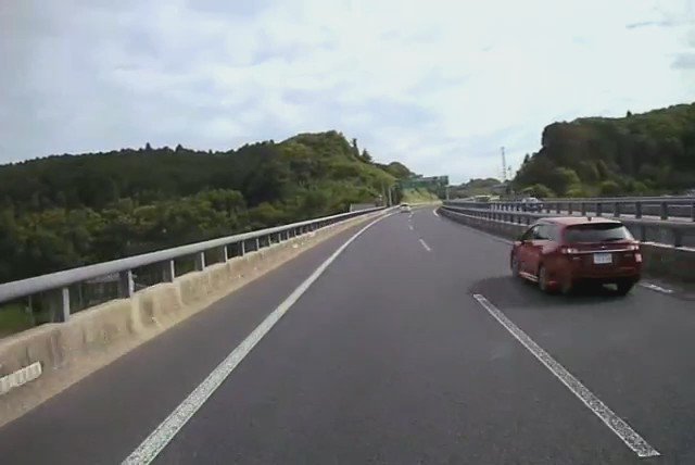 ガードレール大粉砕！館山自動車道で起きた単独事故がひどすぎるｗｗｗ