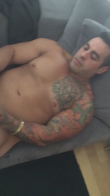 Cum shot soon @EmilioCalabria @markolebeau #onthepornset #menofmontreal #gay #gayporn https://t.co/Z