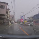 豪雨の中を車運転していると突然、目の前に雷が落ちるという恐怖!