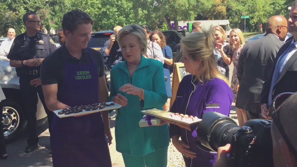 Reporterzy zadają Hillary Clinton pytania, a ona oferuje im czekoladę