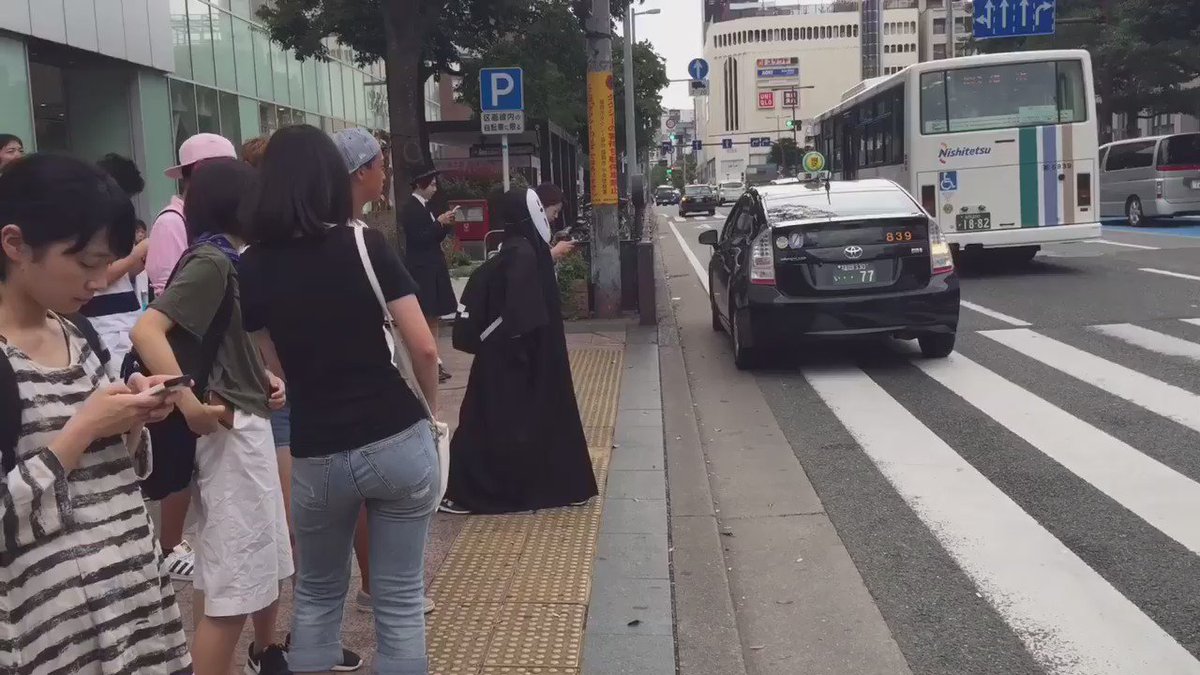 横断歩道を全力疾走し転んじゃうカオナシwwwお兄さんに心配されてしまうwww