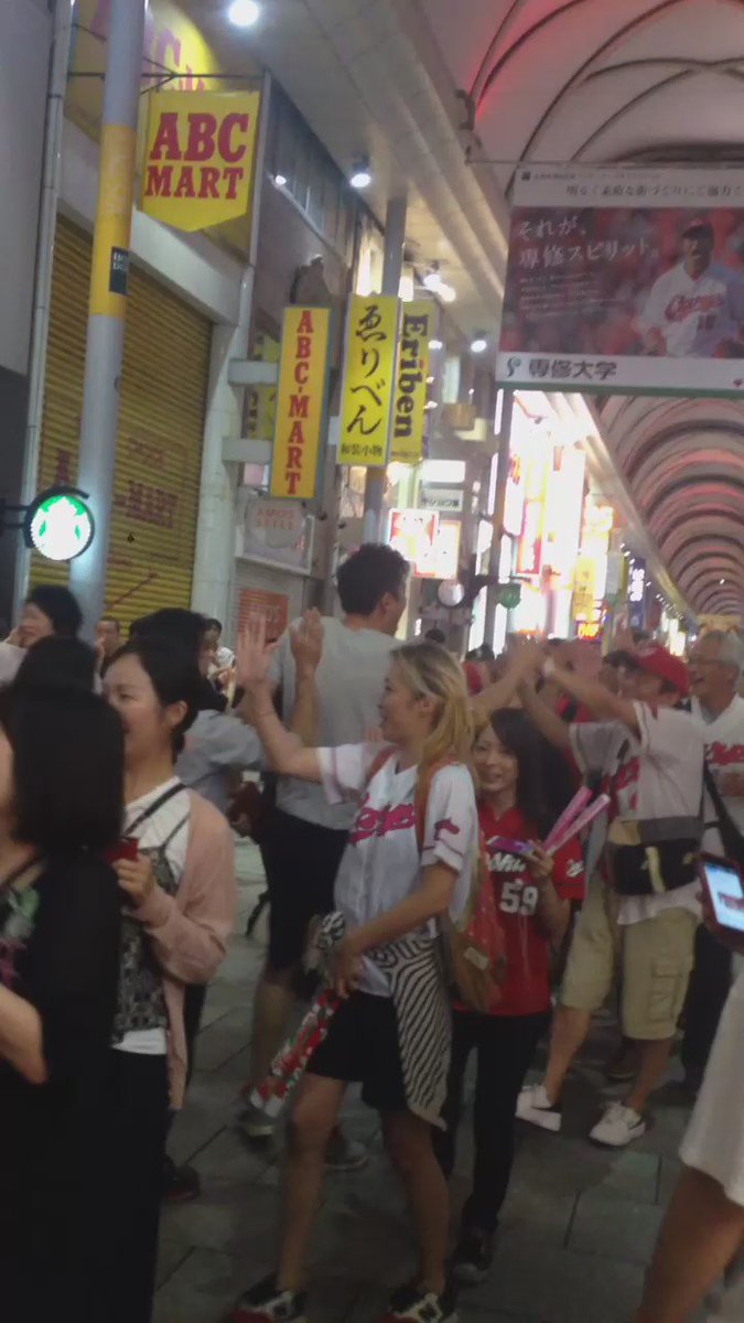 【動画】カープが優勝した結果ｗｗｗみんな友達になったったｗｗｗ