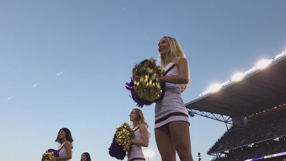 Huskies lead Stanford 23-0 at the start of the 2nd half. Keep it up, Dawgs! PurpleReign KOMODawgs