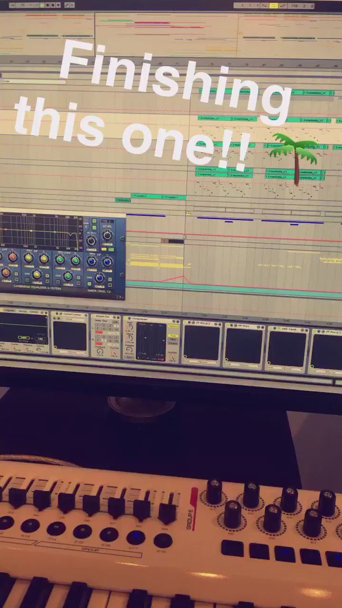 Finishing our new single! 🌴 https://t.co/2zyLtL5STF