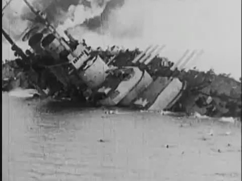 偏見で語る兵器bot 戦艦セント イシュトヴァーン 撃沈される姿が動画に克明におさめられた珍しい戦艦 のうちの一隻 今は亡きオーストリア ハンガリー二重帝国の戦艦 いまはどっちの国も内陸国 イタリア軍にアドリア海に閉じ込められ突破しようと出撃し