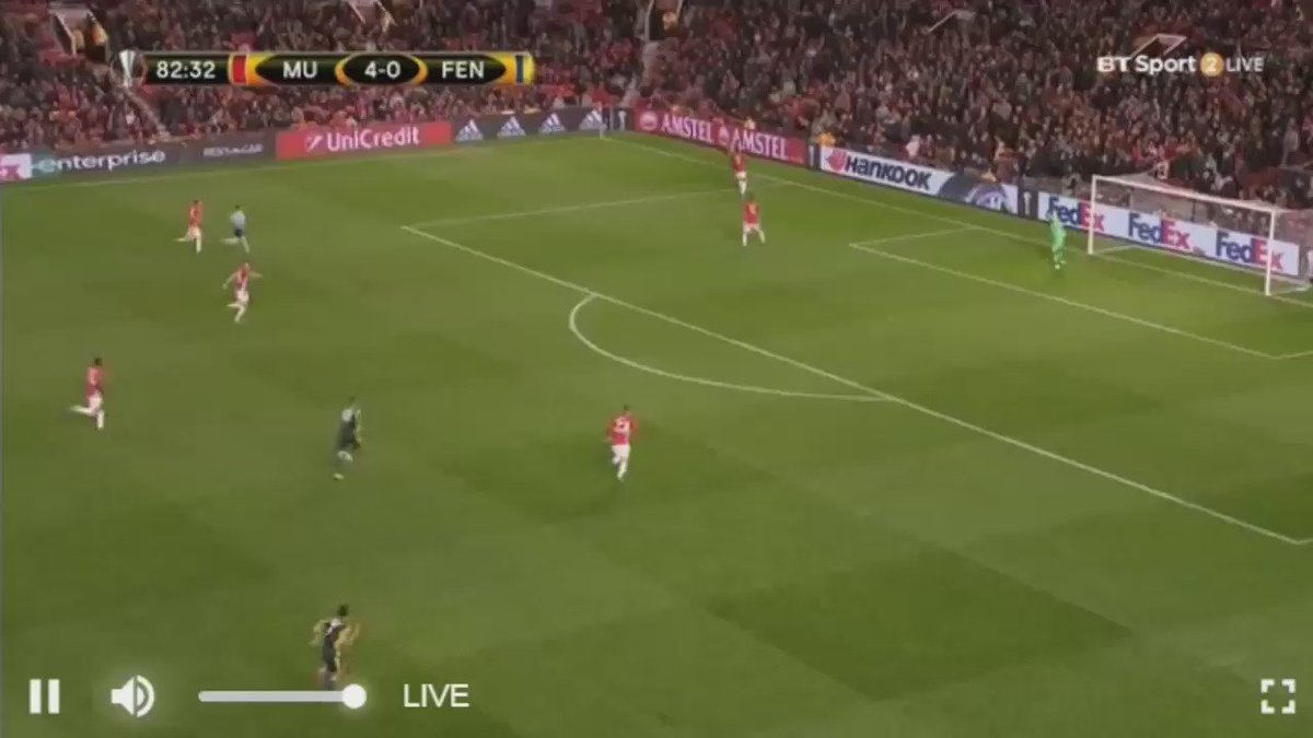 Throwback to when Robin van Persie scored on his return to Old Trafford with Fenerbahçe. He received a standing ovation and got a smile and applause from Sir Alex Ferguson. Lovely moment. 👏🏻🇾🇪 #mufc