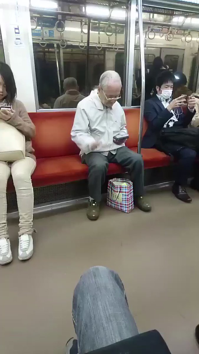 パリピかなw電車の中でリアル音ゲーしてるノリノリなおじいちゃんが可愛い 話題の画像プラス
