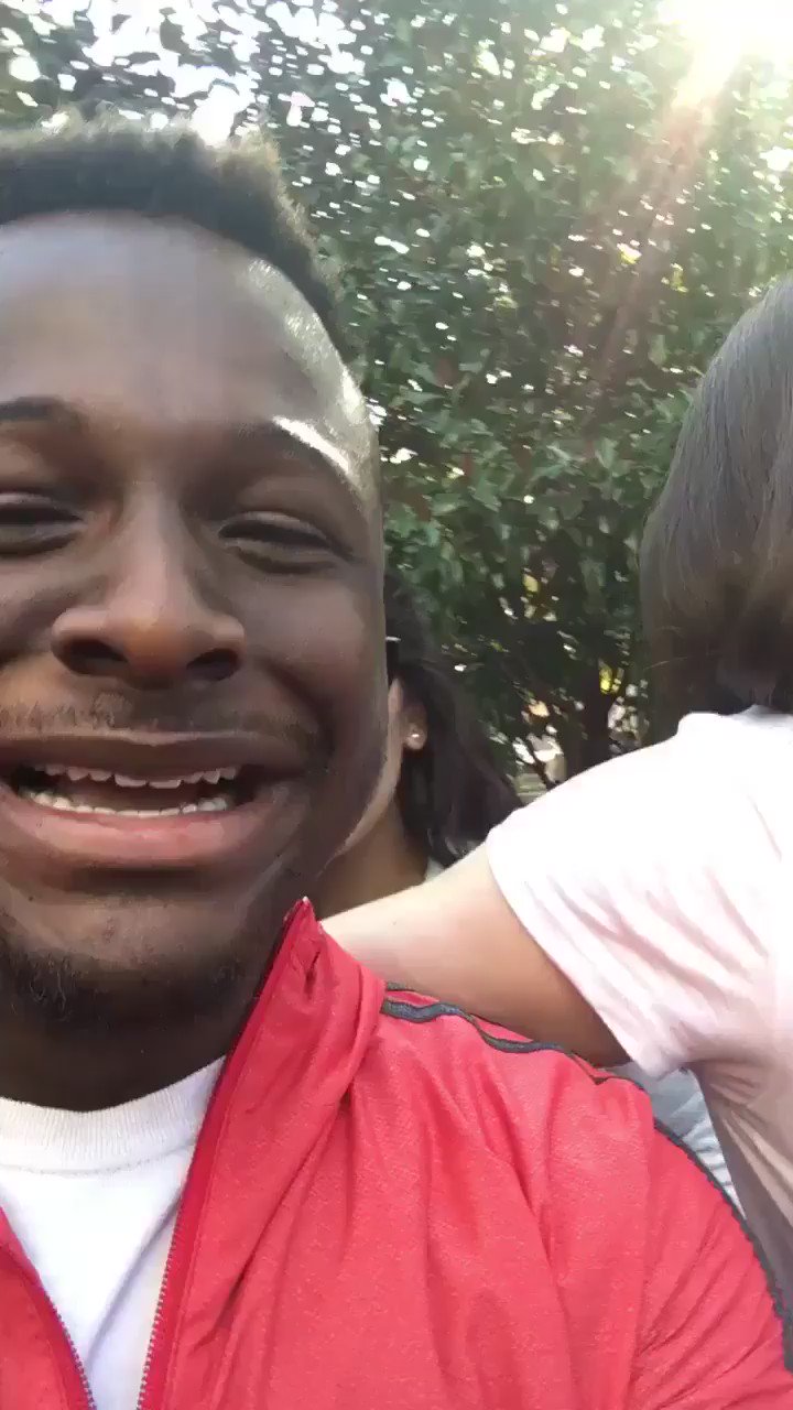  Anne Hathaway singing Happy Birthday to University student, while campaigning for Hillary Clinton 