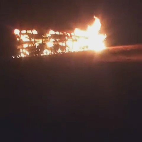 Completamente destruido resultó anoche un camión que transportaba vehículos de Carabineros y se incendió en la Ruta 5 Norte, a la altura de Baquedano, en la Región de Antofagasta. Completamente destruido resultó anoche un camión que transportaba vehículos de Carabineros y se incendió en la Ruta 5 Norte, a la altura de Baquedano, en la Región de Antofagasta.