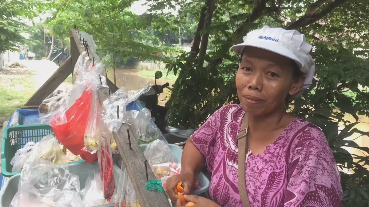 Gokil Bahkan Ibu Penjual Sayur Keliling Ini Tahu Cara Kampanye Gokil Bahkan Ibu Penjual Sayur Keliling Ini Tahu Cara Kampanye