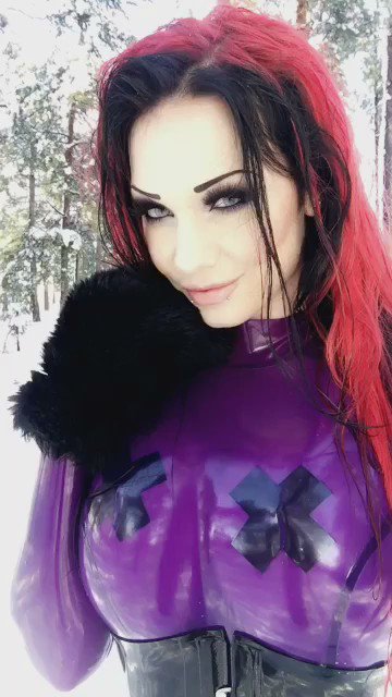 Playing in the snow today 😍💕💦❄️#latex #catsuit #snow #playingaround  #tattoos #girlswithink #alternative