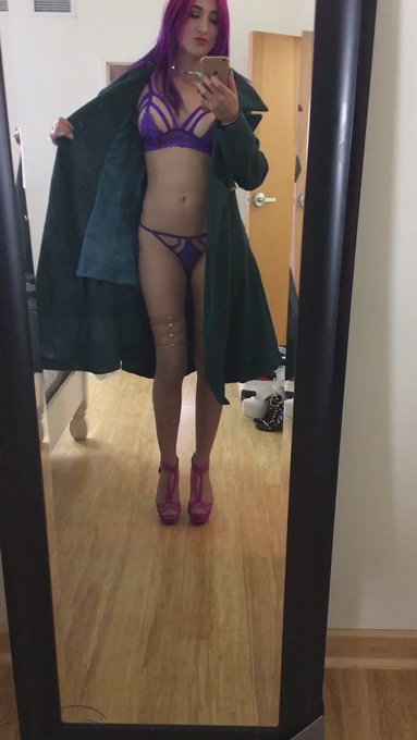 I like wearing lingerie under My trench coat, born with a perfect belly button to worship 👸🏼🦄😈💋 https://t