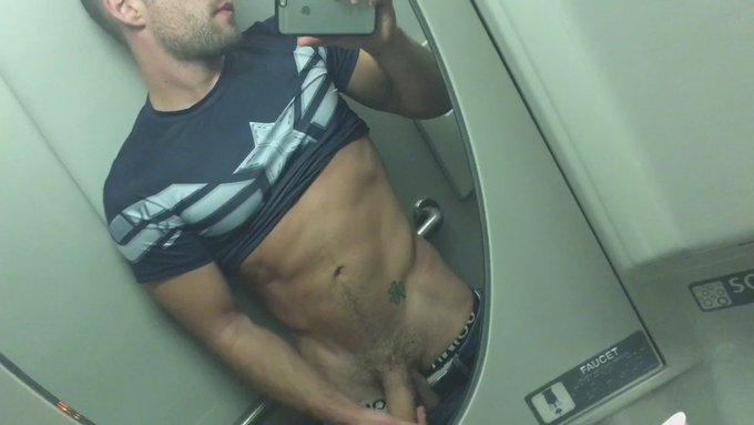 Horny on the train ? #gay #gaypornstar #jerkoff https://t.co/eWiWwW5yQp