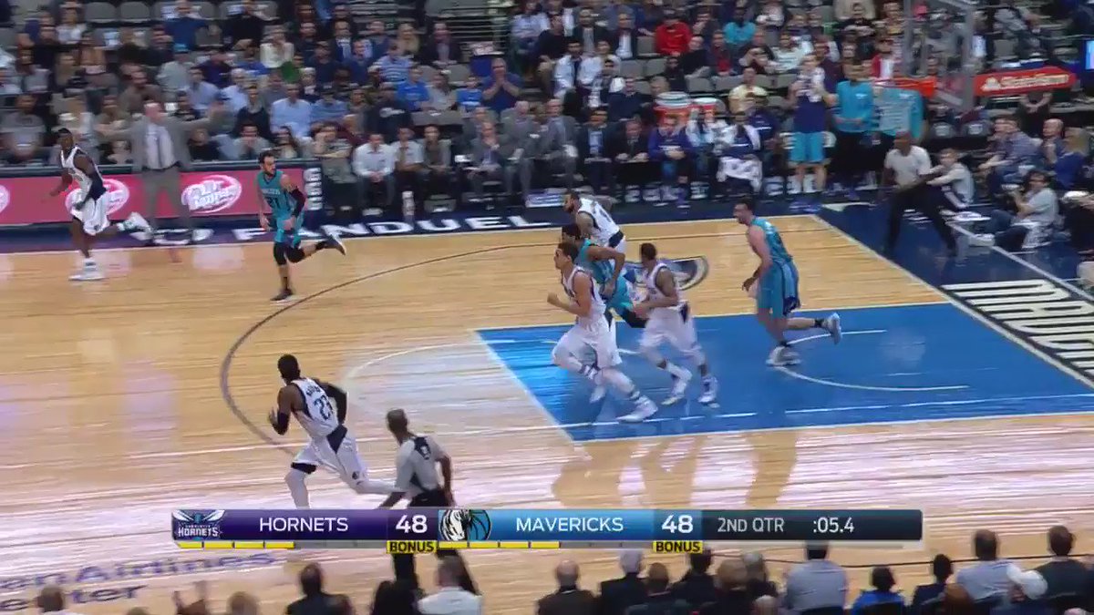 D-Will goes 🏖to🏖to beat the buzzer!   #MFFL https://t.co/8ZMgp48tso