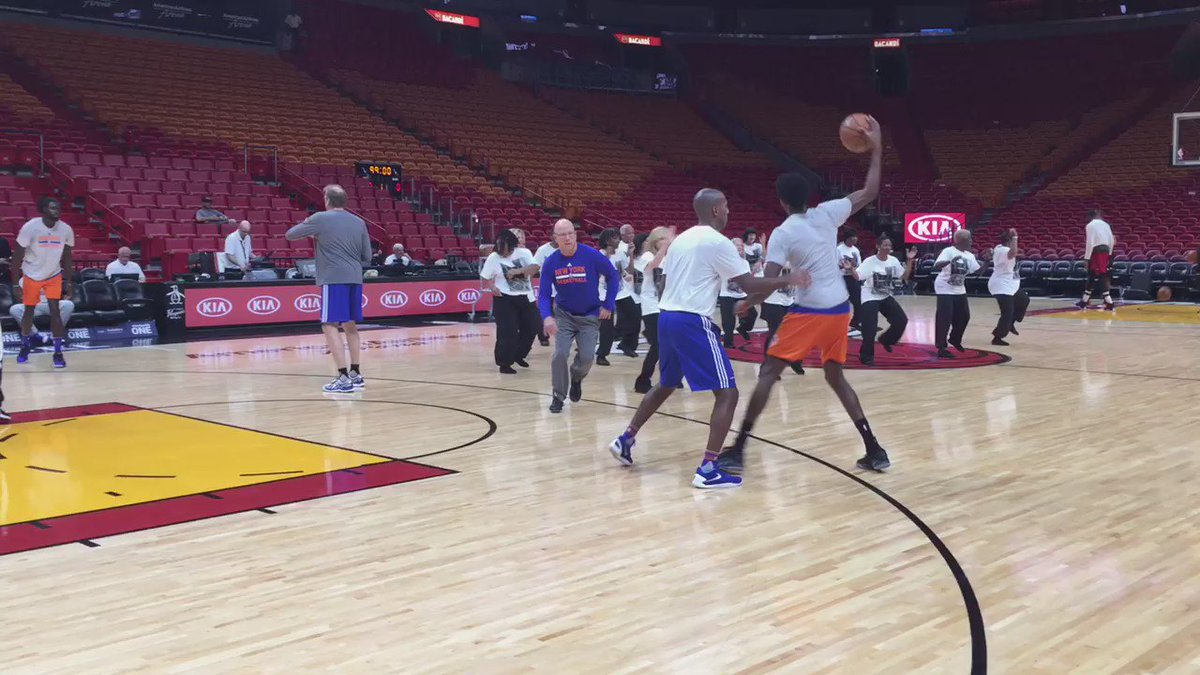 .@JustHolla7 getting loose. #Knicks #NYKvsMIA https://t.co/keCMhLOQvV