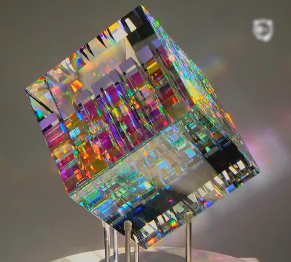 ガラスの中で虹を閉じ込めたように複雑にきらめく彫刻がすご
