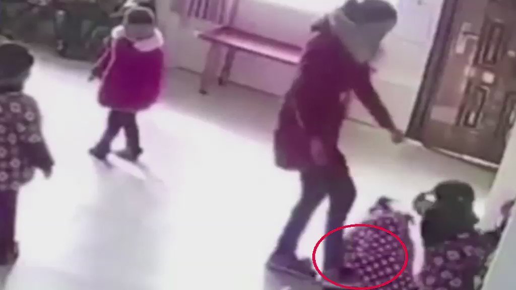 القبس - بالفيديو - معلمة تعتدي بوحشية على بنات صغار في روضة أطفال 