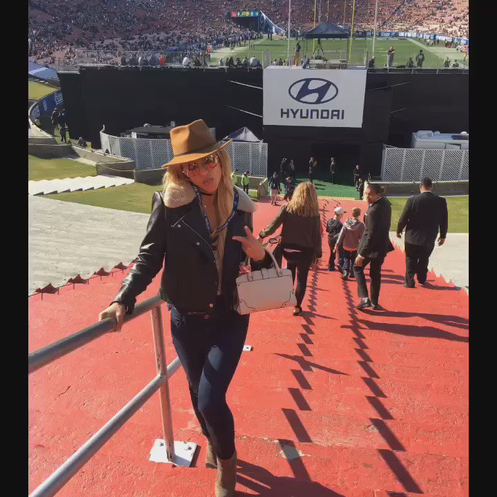 2017 kick off 🏈 We loved watching the @RamsNFL play today... thank you for having us!! https://t.co/BvhSz0ZxOx