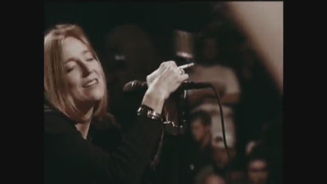 Happy Birthday to Beth Gibbons! Here\s her performing \Glory Box\ live in 1997. 